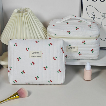Чанта за грим с голяма вместимост, памучна материя, плодова шарка (чери), подплата от полиестер, антибактериална.