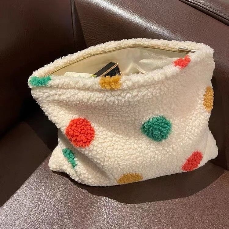 Velūro kosmetinė rankinė, stačiakampio formos, trijų matmenų išorinis dizainas, užtrauktukas, telefono kišenė