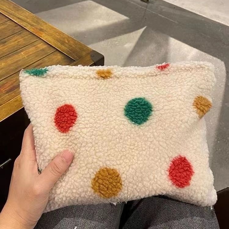 Velūro kosmetinė rankinė, stačiakampio formos, trijų matmenų išorinis dizainas, užtrauktukas, telefono kišenė