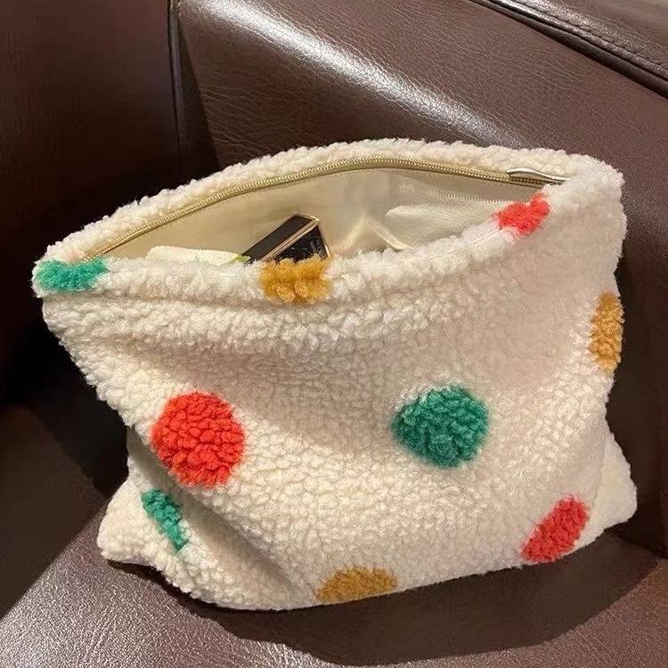 Velūro kosmetinė rankinė, stačiakampio formos, trijų matmenų išorinis dizainas, užtrauktukas, telefono kišenė