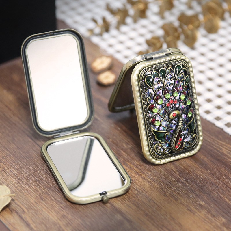 Αναδιπλούμενος καθρέφτης μακιγιάζ Xin Ruyu | Πλαίσιο: Μέταλλο; Επιφάνεια καθρέφτη: Ασημένιο φινίρισμα; Σχήμα: Ορθογώνιο; Λογότυπο: Εκτυπωμένο; Προσαρμογή: Ναι