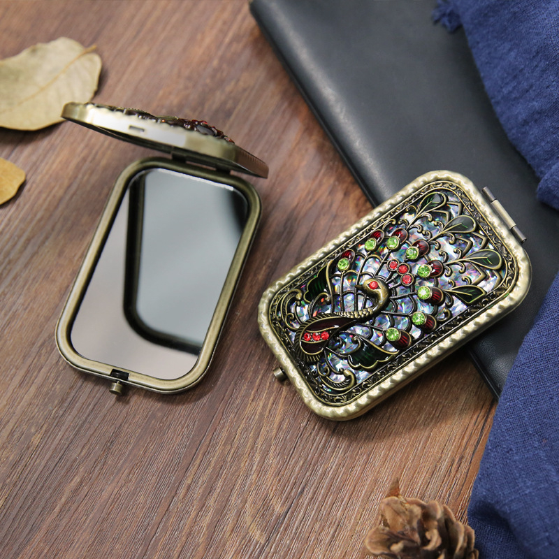 Αναδιπλούμενος καθρέφτης μακιγιάζ Xin Ruyu | Πλαίσιο: Μέταλλο; Επιφάνεια καθρέφτη: Ασημένιο φινίρισμα; Σχήμα: Ορθογώνιο; Λογότυπο: Εκτυπωμένο; Προσαρμογή: Ναι