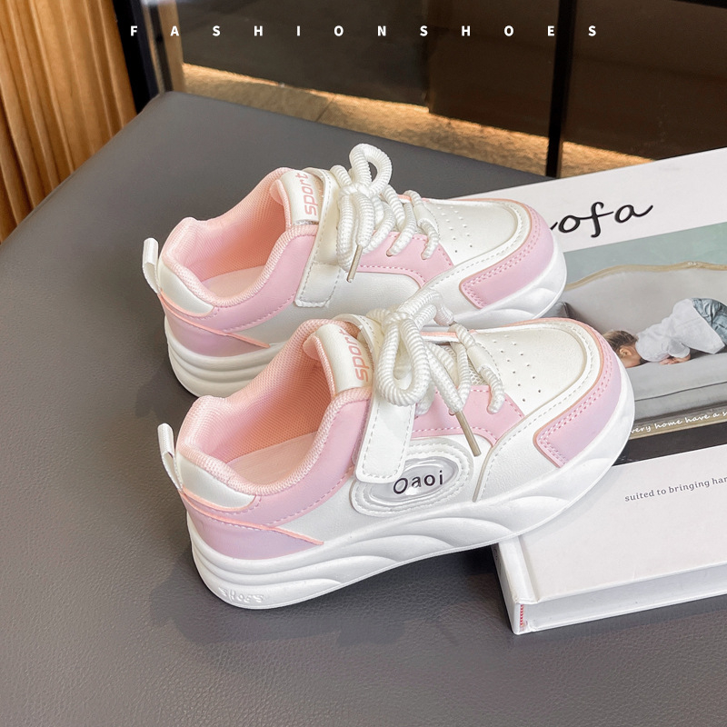 Bērnu sporta apavi ar bieza zole, augšpuse no mikrošķiedras ādas, gumijas zole, zems augšējais daļas augums, ar šņorēm