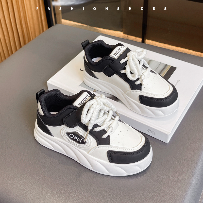 Bērnu sporta apavi ar bieza zole, augšpuse no mikrošķiedras ādas, gumijas zole, zems augšējais daļas augums, ar šņorēm