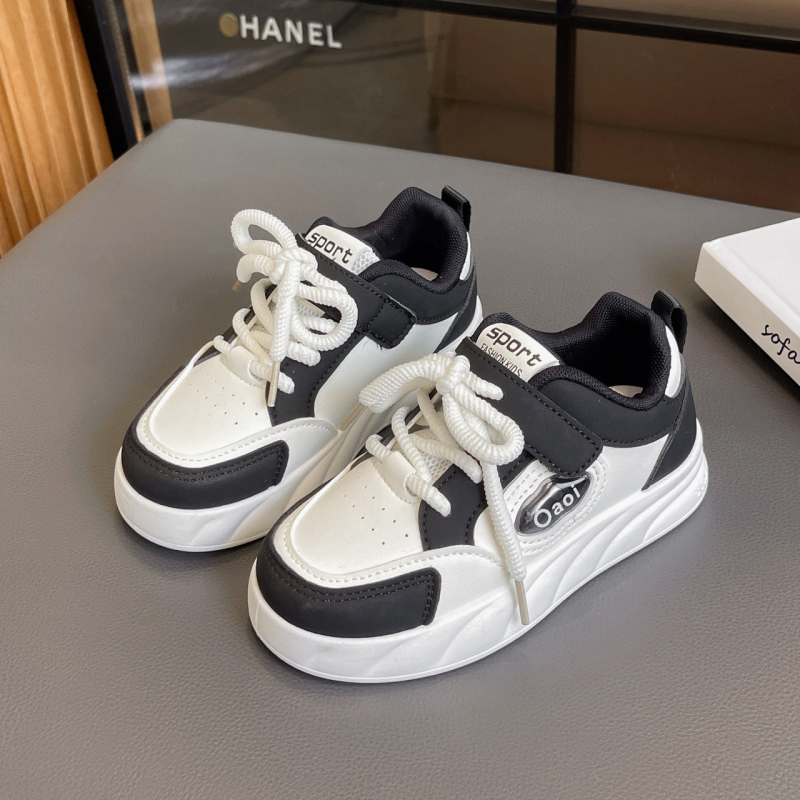 Bērnu sporta apavi ar bieza zole, augšpuse no mikrošķiedras ādas, gumijas zole, zems augšējais daļas augums, ar šņorēm