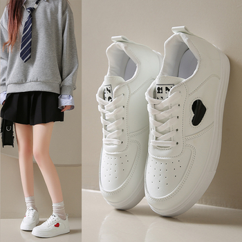 Moteriški sportbačiai su žemu kulkšnies aukščiu, mikropluošto viršus, gumos padas, raišteliai, apvali pirštų forma.