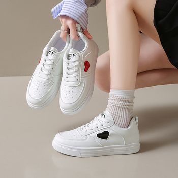 Moteriški sportbačiai su žemu kulkšnies aukščiu, mikropluošto viršus, gumos padas, raišteliai, apvali pirštų forma.