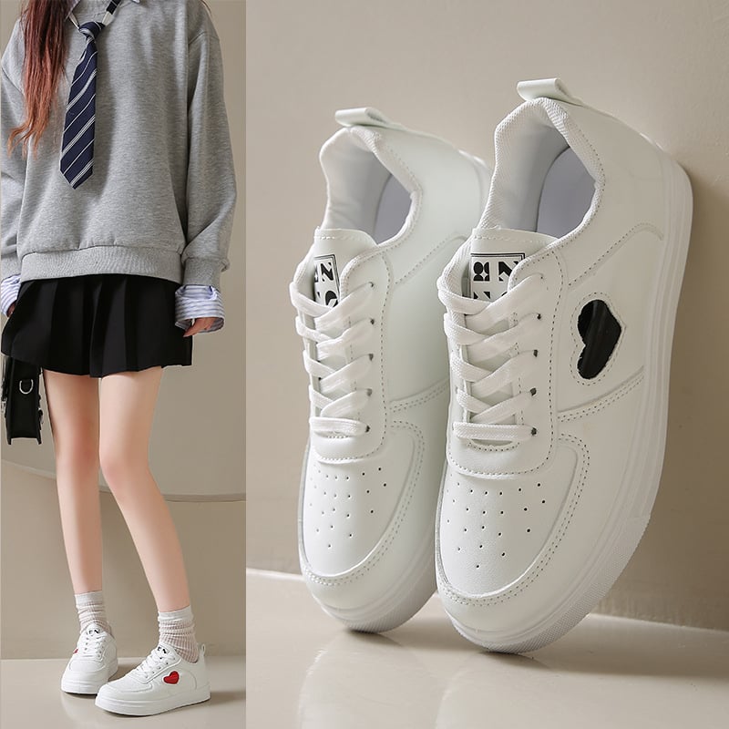 Moteriški sportbačiai su žemu kulkšnies aukščiu, mikropluošto viršus, gumos padas, raišteliai, apvali pirštų forma.