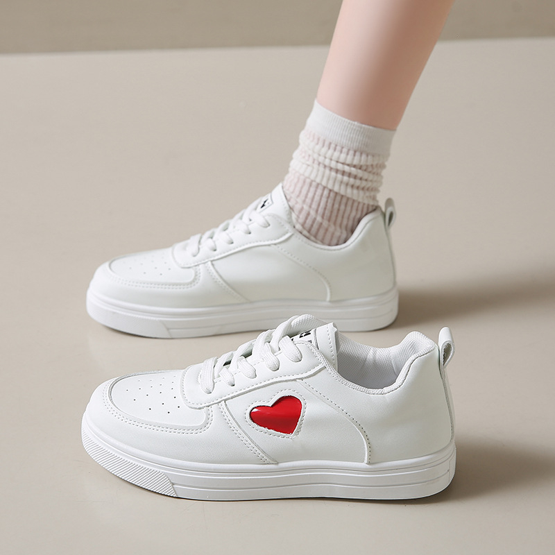 Moteriški sportbačiai su žemu kulkšnies aukščiu, mikropluošto viršus, gumos padas, raišteliai, apvali pirštų forma.