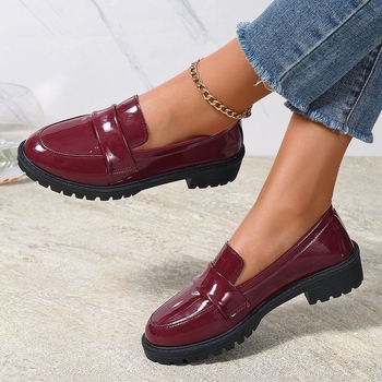 Britų stiliaus loaferiai su apvalia nosimi, 3–5 cm stores kulnas, žemas viršus, guma padas