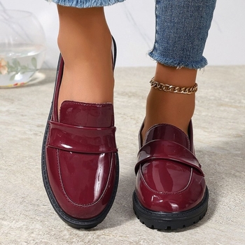 Britų stiliaus loaferiai su apvalia nosimi, 3–5 cm stores kulnas, žemas viršus, guma padas