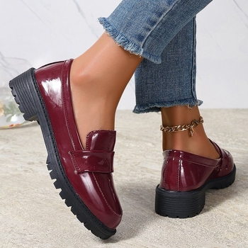 Britų stiliaus loaferiai su apvalia nosimi, 3–5 cm stores kulnas, žemas viršus, guma padas