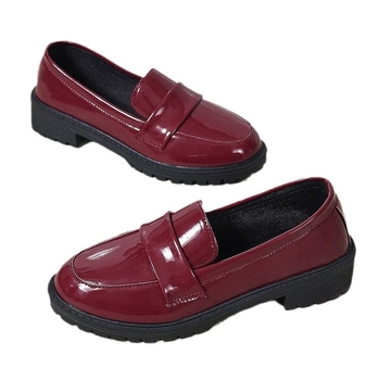 Britų stiliaus loaferiai su apvalia nosimi, 3–5 cm stores kulnas, žemas viršus, guma padas