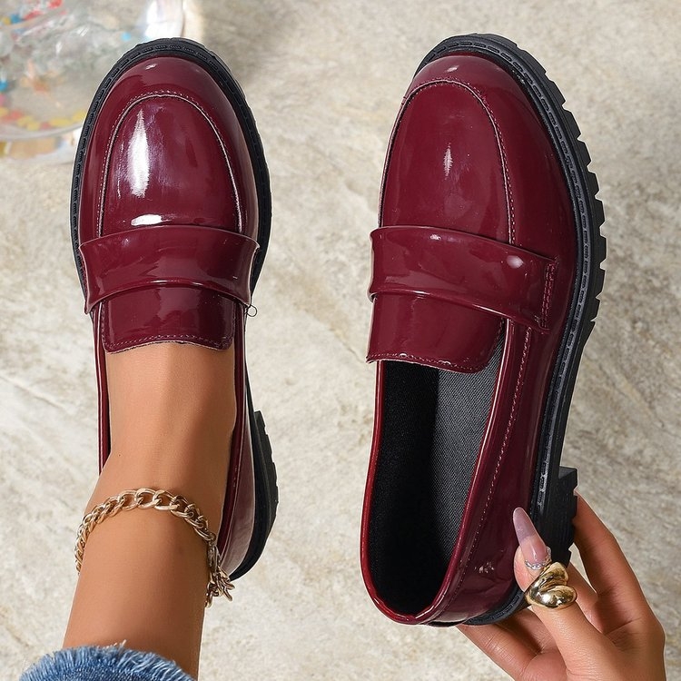 Britų stiliaus loaferiai su apvalia nosimi, 3–5 cm stores kulnas, žemas viršus, guma padas