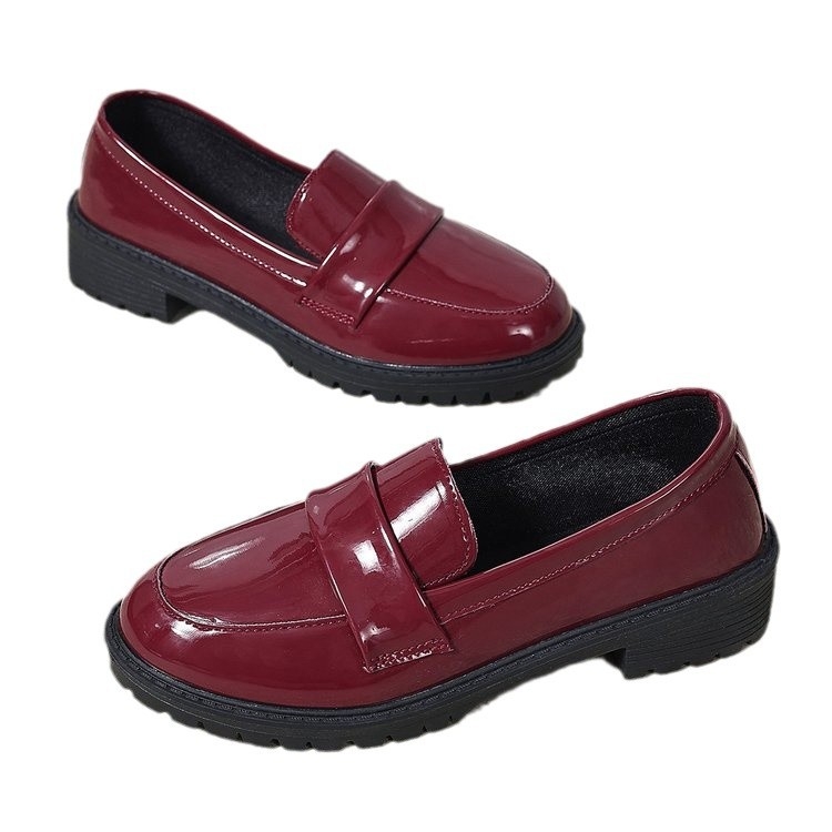 Britų stiliaus loaferiai su apvalia nosimi, 3–5 cm stores kulnas, žemas viršus, guma padas