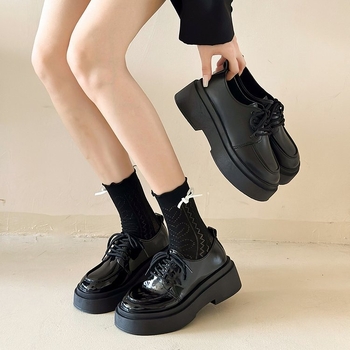 Γυναικεία δερμάτινα παπούτσια σε κορεατικό στυλ – στρογγυλή μύτη, PU επάνω μέρος, χαμηλό τακούνι 1–3 εκ, κορδόνια μπροστά, κυκλοφορεί άνοιξη 2025