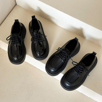 Γυναικεία δερμάτινα παπούτσια σε κορεατικό στυλ – στρογγυλή μύτη, PU επάνω μέρος, χαμηλό τακούνι 1–3 εκ, κορδόνια μπροστά, κυκλοφορεί άνοιξη 2025