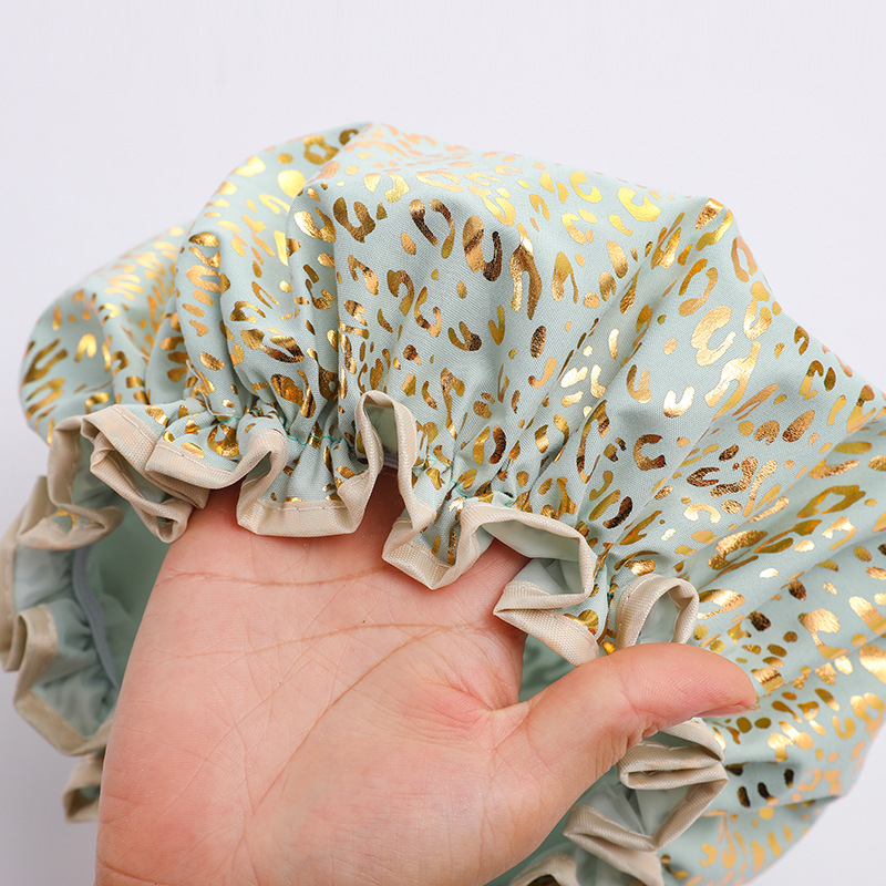 Dvigubo sluoksnio šampūno kepurė asmeniniam naudojimui – vandeniui atspari, sutankinta, alyvoms atspari, animacinio stiliaus, ausų apsauga (Medžiaga: CPE; Tinka visiems; Nenaudojama vienkartinai; Spausdintas logotipas; Neto svoris: 30)