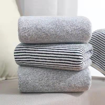 Vonios rankšluostis Coral Velvet, poliesterio brokatas 120D, 200–300 g, lygus audinys, siuvimas