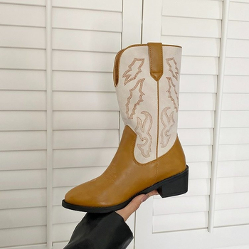 Дамски мартин ботуши с микрофибър горна част, закръглен нос, дебел ток 3–5 см, средна височина тръба, гумена подметка и мрежеста подплата