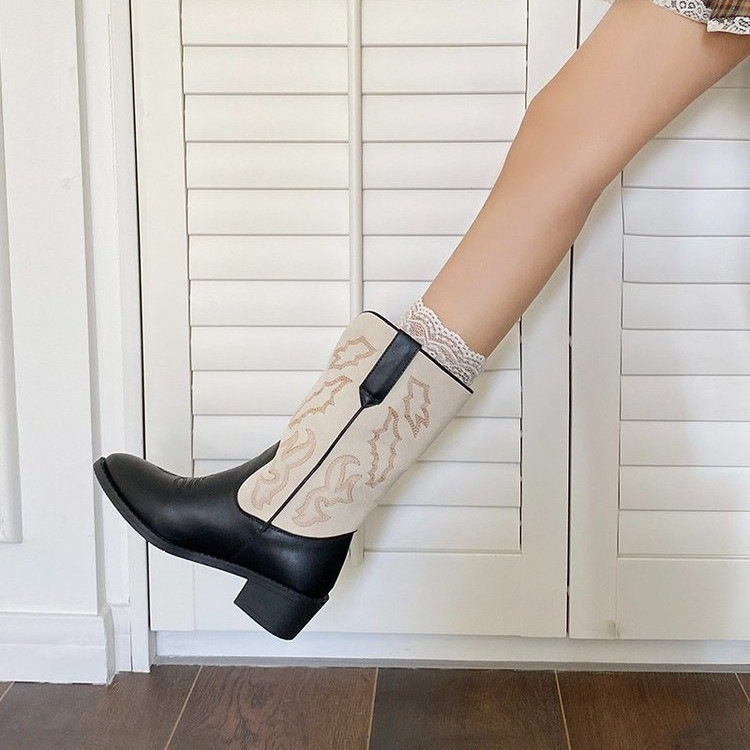 Дамски мартин ботуши с микрофибър горна част, закръглен нос, дебел ток 3–5 см, средна височина тръба, гумена подметка и мрежеста подплата