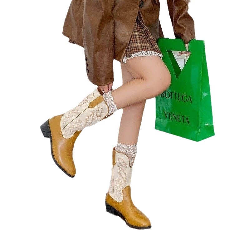 Дамски мартин ботуши с микрофибър горна част, закръглен нос, дебел ток 3–5 см, средна височина тръба, гумена подметка и мрежеста подплата