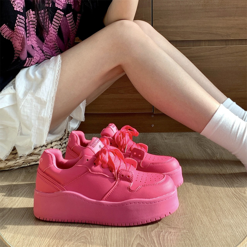 Sportiniai bateliai su PU viršutine dalimi, PU vidpadis, atsparus dilimui gumos padas, raištelių užsegimas, kulno aukštis 3–5 cm (PU viršus; PU vidpadis; atsparus dilimui gumos pada; raištelių užsegimas; kulno aukštis 3–5 cm)