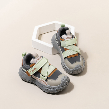 Παιδικά αθλητικά παπούτσια με Velcro, διχτυωτό επάνω μέρος από PU και σόλα από καουτσούκ — αντιολισθητικά