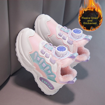 Meitenēm paredzētas ziemas apavi ar flīsa iekšpusi, rotējošā pogu aizdare, virsējais materiāls – sintētiskā āda, gumijas zole, vecuma grupa 4–16 gadi