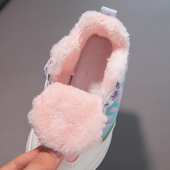 Meitenēm paredzētas ziemas apavi ar flīsa iekšpusi, rotējošā pogu aizdare, virsējais materiāls – sintētiskā āda, gumijas zole, vecuma grupa 4–16 gadi