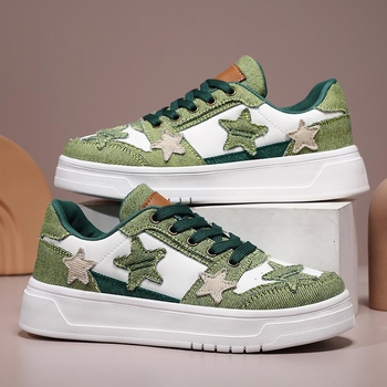 Дамски кецове – деним горнище, кръгъл нос, патерн череп, клин 4–6 cm, връзки