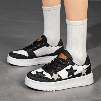 Дамски кецове – деним горнище, кръгъл нос, патерн череп, клин 4–6 cm, връзки