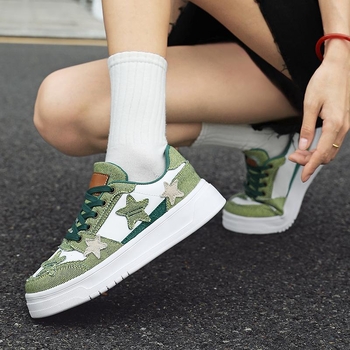 Дамски кецове – деним горнище, кръгъл нос, патерн череп, клин 4–6 cm, връзки