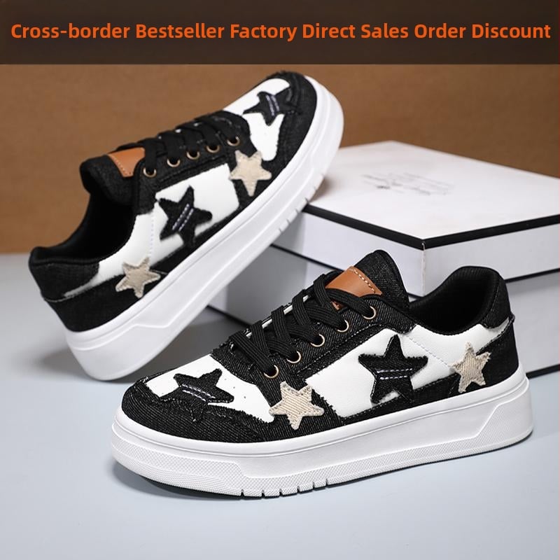 Дамски кецове – деним горнище, кръгъл нос, патерн череп, клин 4–6 cm, връзки