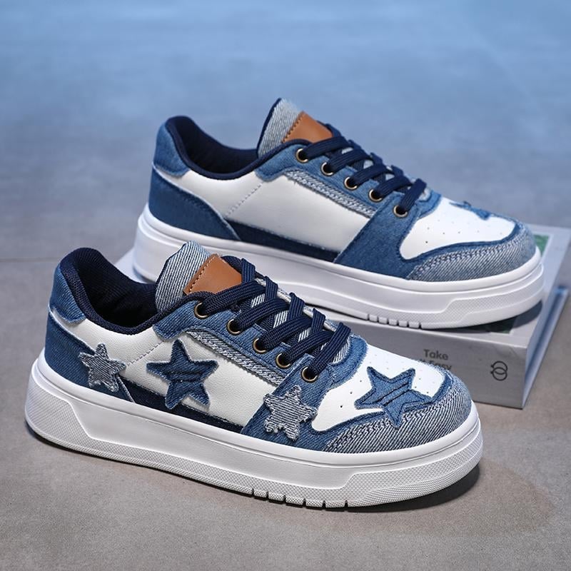 Дамски кецове – деним горнище, кръгъл нос, патерн череп, клин 4–6 cm, връзки