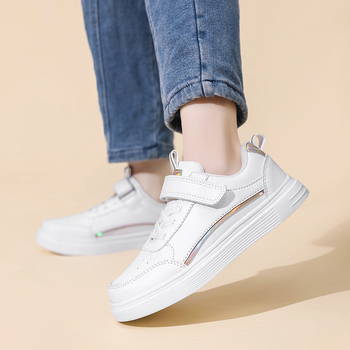 Bērnu ādas sneakers ar zemāku augšdaļu, ādas augšējā daļa, nodilumizturīga zole, ūdensnecaurlaidīgas un neslīdošas.