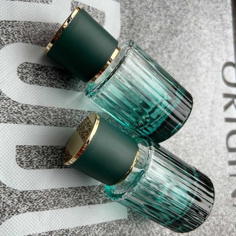 Kvepalų buteliukas su purkštuvu, stiklinis, aukštos kokybės, nešiojamas ir pritaikomas (gamybos procesas: stiklo pūtimas; paviršiaus apdaila: purškiamas paviršius; pritaikymas: taip; priedai: aliuminio purkštuvu ir plastikinis dangtelis)