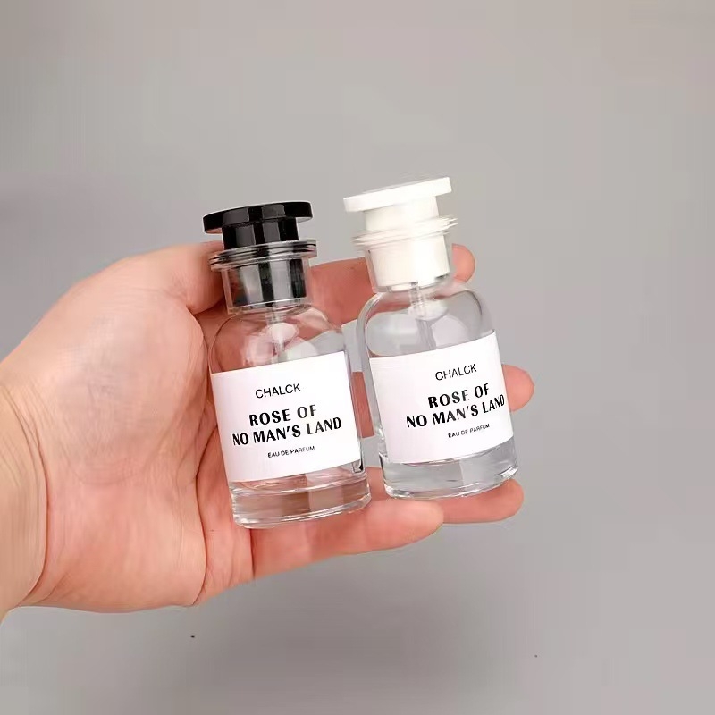 Parfumų purškimo buteliukas, stiklinis, prabanga, kelionėms; procesas: butelių pūtimas; paviršiaus apdaila: karštasis sidabras; pritaikymas: taip; priedai: aliuminio purškimo galvutė, plastikinė gaubtelė