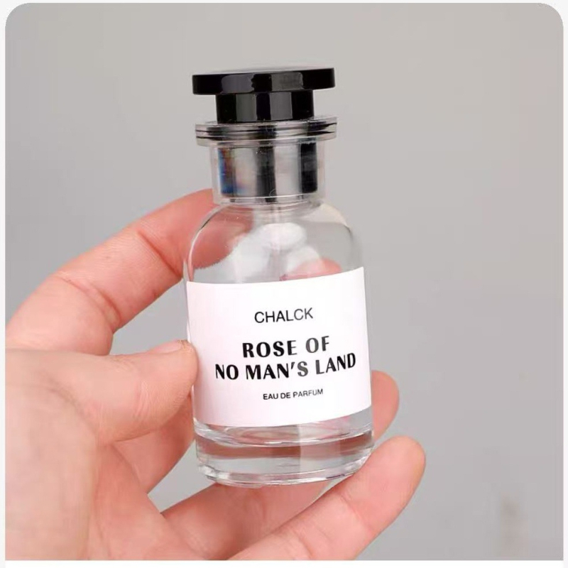 Parfumų purškimo buteliukas, stiklinis, prabanga, kelionėms; procesas: butelių pūtimas; paviršiaus apdaila: karštasis sidabras; pritaikymas: taip; priedai: aliuminio purškimo galvutė, plastikinė gaubtelė