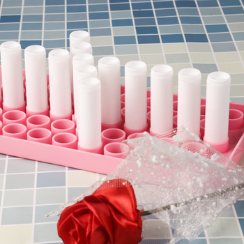 PP lūpų balzamo vamzdeliai – rinkinys 50 vnt su padėklu, įsk. scraper; injekcinis liejimas; medžiaga PP; modelis r002