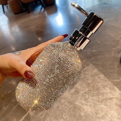 Dušo buteliukas su diamantų įdėklu, paspaudžiamas dozatorius šampūnui, kondicionieriui ir dušo geliui, modelis Xz9600