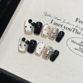 Kitty Cat nagų lipdukai – rankų dažyti, katės motyvas su kaspinu, trumpas stilius, tinka moterims