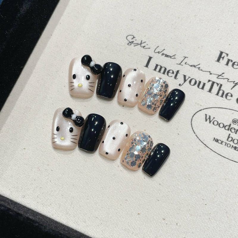 Kitty Cat nagų lipdukai – rankų dažyti, katės motyvas su kaspinu, trumpas stilius, tinka moterims