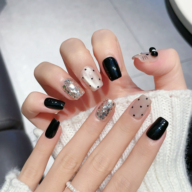 Kitty Cat nagų lipdukai – rankų dažyti, katės motyvas su kaspinu, trumpas stilius, tinka moterims