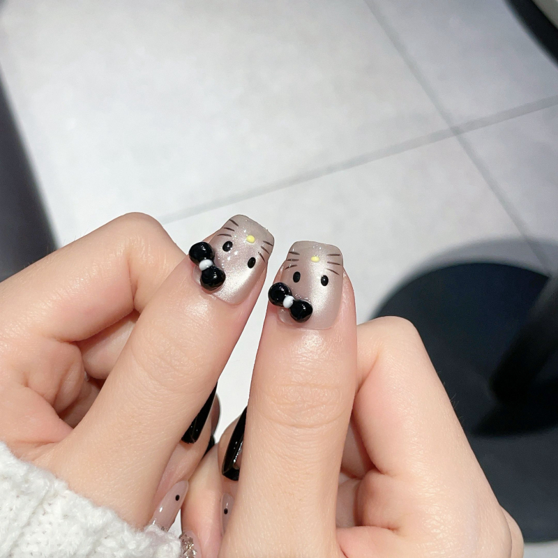 Kitty Cat nagų lipdukai – rankų dažyti, katės motyvas su kaspinu, trumpas stilius, tinka moterims