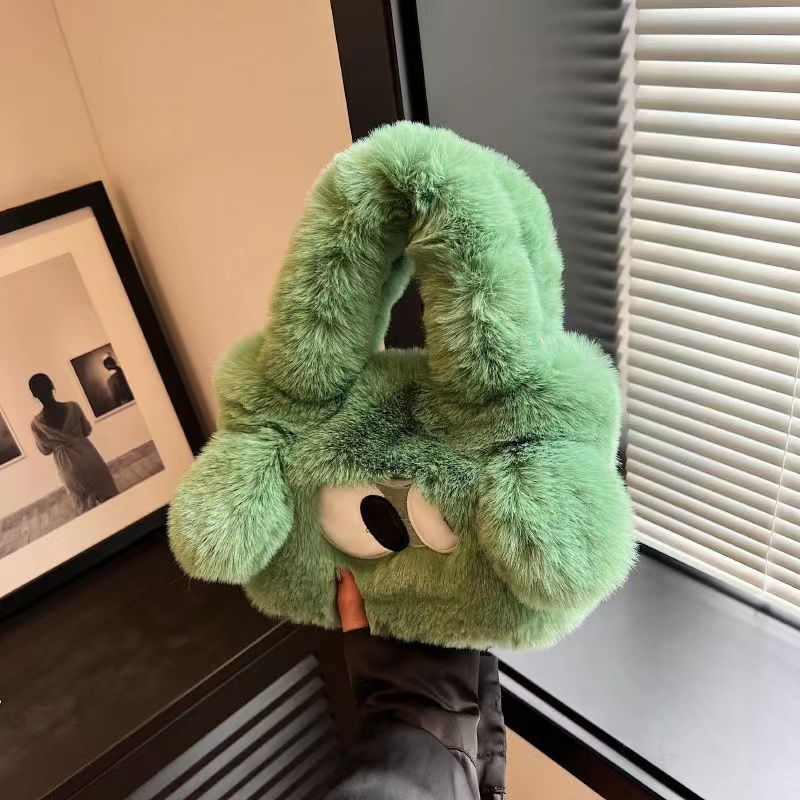 Moteriška pliušinė satchel rankinė, horizontaliai kvadratinės formos, magnetinis užsegimas, vidiniai kišenės telefonui ir asmens tapatybės kortelei, viena pečių rankena