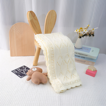 Pletena deka s otvorenim uzorkom i čipkastim rubovima na četiri strane; akril, težina ispod 300 g, pogodna za sve sezone, prvoklasna kvaliteta, Inst stil.