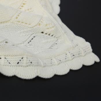 Pletena deka s otvorenim uzorkom i čipkastim rubovima na četiri strane; akril, težina ispod 300 g, pogodna za sve sezone, prvoklasna kvaliteta, Inst stil.