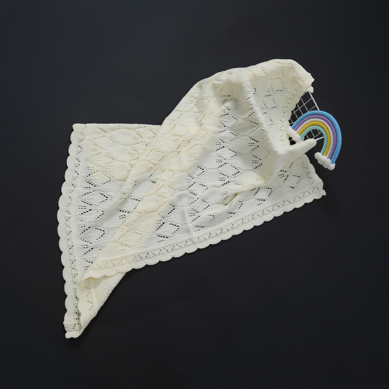 Pletena deka s otvorenim uzorkom i čipkastim rubovima na četiri strane; akril, težina ispod 300 g, pogodna za sve sezone, prvoklasna kvaliteta, Inst stil.