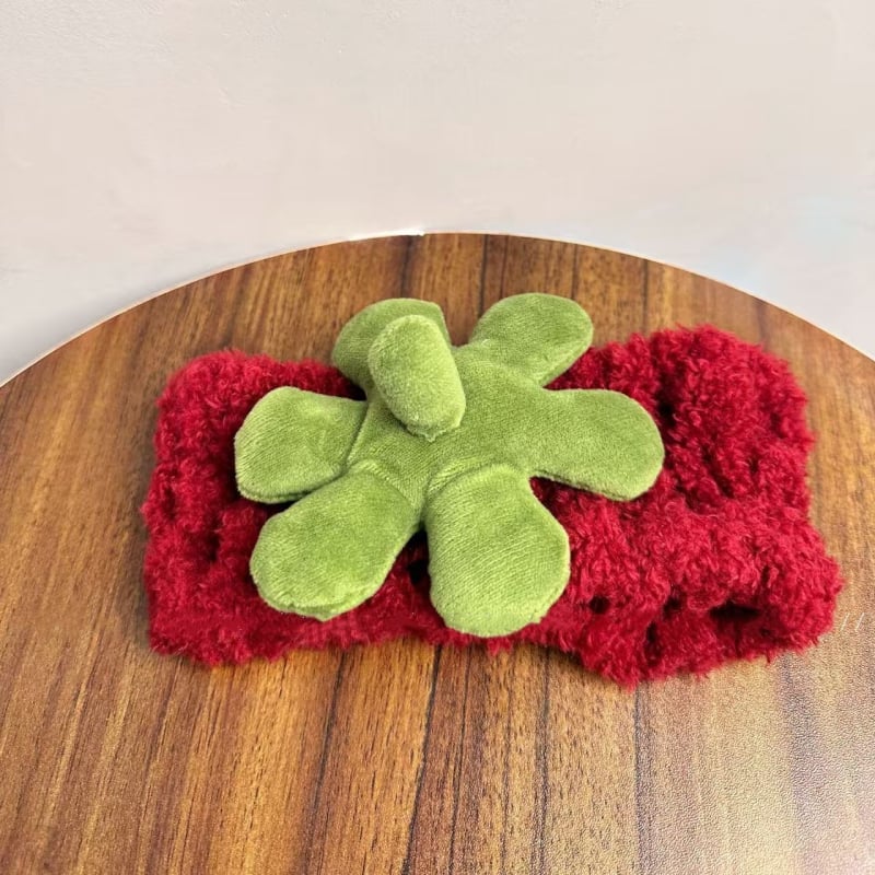 Galvos juosta su pūkiniu meškiu, audinys; rankų darbas; 2024 ruduo; minimalistinis stilius (Medžiaga: audinys; Procesas: rankų darbas; Sezona: 2024 ruduo; Stilius: minimalistinis)